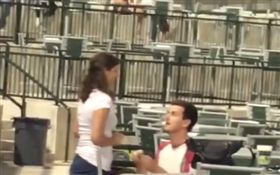 職棒中場「求婚被打槍」　他跪著站不起..全場球迷都想哭(圖/翻攝自tavinewton IG)