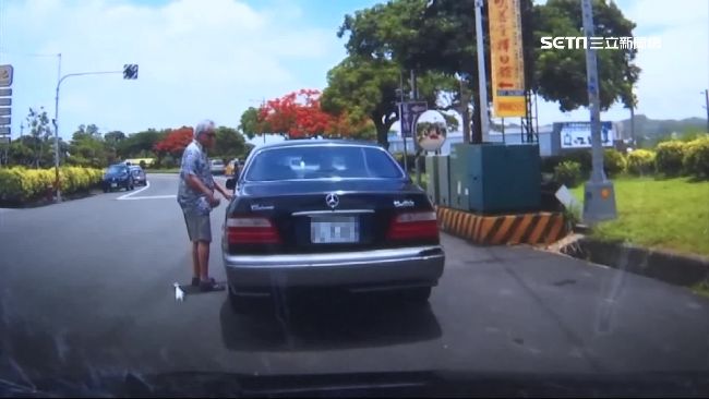 遊秘境遭人灑冥紙？仔細一看竟是美金