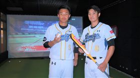 王柏融、詹智堯體驗虛擬打擊場。（圖／記者王怡翔攝）