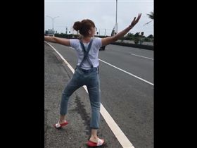 正妹做公益公路幫水果攤拉客　手舞足蹈笑翻網友