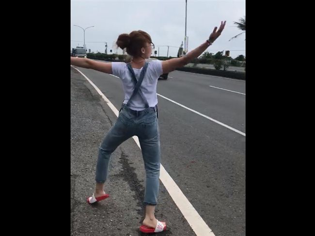 正妹公路旁這樣「拉客」　網友笑翻