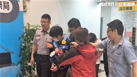 張男海釣龍蝦時結識呂男，兩人組成竊盜拍檔，一連竊盜內湖區三戶民宅財物，得手超過15萬元，遭警方循線逮獲（翻攝畫面）