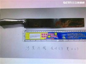 警方起出林男用來砍人的西瓜刀。（圖／翻攝畫面）