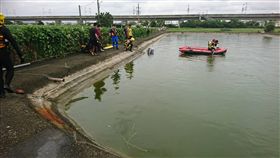 善化國中應屆畢業生陳同學今（14）日與朋友一起到私人魚塭釣魚，疑似為撿魚竿不慎落水溺斃。（圖／翻攝畫面）