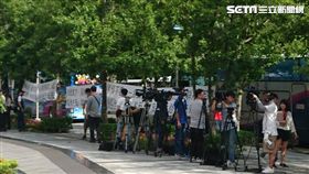 新北市遊覽車工會理事長李拭嘉，率領群眾前往交通部陳情抗議，遊覽車並排停放於杭州南路，民眾拿出手機蒐證遭3名司機追打（翻攝畫面）