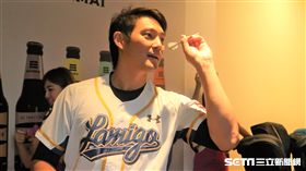 詹智堯射飛鏢。（圖／記者王怡翔攝）