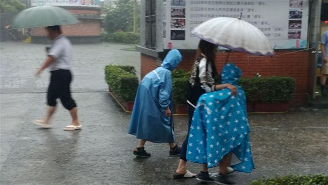 豪雨不停！高雄樟山國小明停班、停課