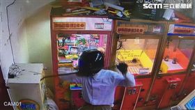 李嫌先偷機車代步，再趁著深夜無人之時，騎車前往娃娃機店，持鐵棍撬開兌幣機後竊取零錢，警方循線逮獲李嫌，訊後依竊盜罪送辦（翻攝畫面）