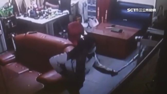 10惡煞砸店快閃　員工嚇傻想離職