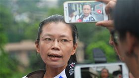 李明哲妻與楊憲宏拜會李登輝（2）李明哲國際救援小組成員、李明哲妻子李凈瑜（左）、台灣關懷中國人權聯盟理事長楊憲宏（右）14日到翠山莊，向前總統李登輝請益相關事宜，傍晚接受媒體訪問。（中央社）