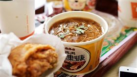 丹丹漢堡、炸雞、麵線羹／flickr－Sinchen.Lin（https://flic.kr/p/LVsqnw）