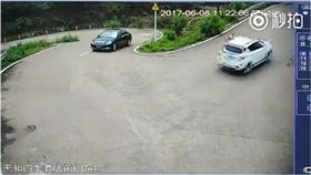 三寶,剎車,賓士,大陸,倒車,車禍,天和四季酒店　圖／翻攝自微博