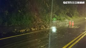 落石已被清除道路旁。（圖／翻攝畫面）