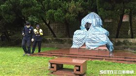 陽明山花鐘公園旁的蔣介石銅像22日遭人砍頭　北市工務局提供