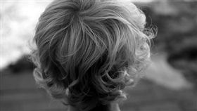 頭髮,捲髮(flickr https://www.flickr.com/photos/paulscott56/5439040714/in/photolist-9hCvj3-4F6W8k-4XyAMv-fmm1NA-pmHkB8-cqS7TN-57mcBr-puarC-7PrWGz-dQQiip-5A7qA8-fmkNzb-fm6NxM-6LQrDP-tJqjm-qSAMKo-dTdzJu-6jt)