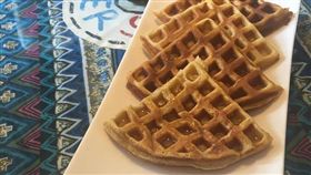 鬆餅,訊息,臉書,爆笑公社,巧克力醬,HELP,Hello(https://www.facebook.com/photo.php?fbid=10212666975006274&set=g.1658091607749510&type=1&theater)