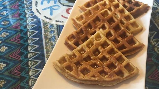 鬆餅盤寫HELP　他驚：店員在求救