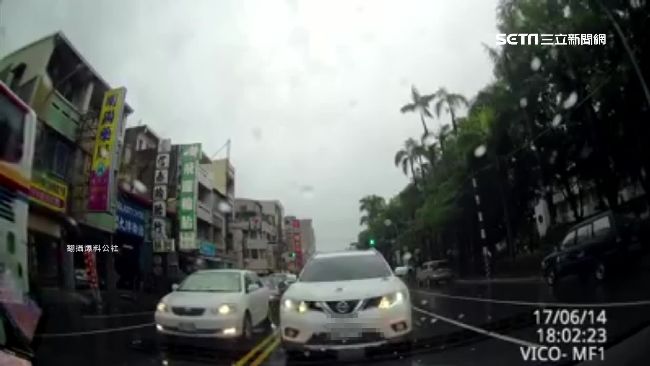 轎車逆向卡路中　「賴不走」逼退駕駛