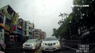 轎車逆向卡路中　「賴不走」逼退駕駛