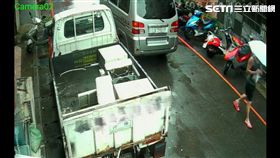 竊賊頭戴工程帽作掩護，搬走放在貨車上的冷氣機。（圖／翻攝畫面）