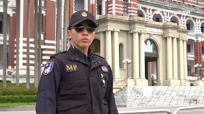 帥哥美女輔導長　聯手推「憲兵勁裝」