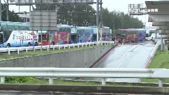 遊覽車塞桃機！10多架班機延誤起飛