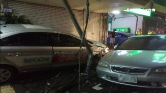 累了別上路！保全駕車失控衝撞民宅