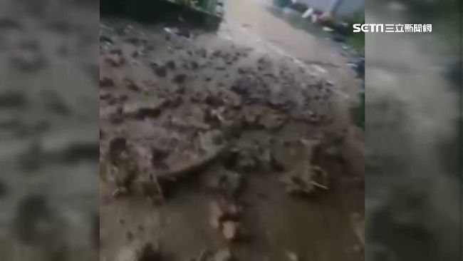 司馬限部落土石流　民眾騎車倉皇逃