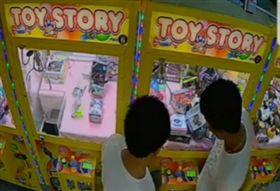 大鵰猛頂娃娃機遭函送　「亞洲空幹王」：我用大腿撞啦。