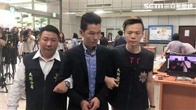 蒙古籍賽男趁離台前夕，進入當鋪佯裝購買勞力士金錶，一舉搶走男女對錶後離去，警方四小時內便掌握身分將他境管逮捕（楊忠翰攝）