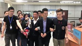 蒙古籍賽男趁離台前夕，進入當鋪佯裝購買勞力士金錶，一舉搶走男女對錶後離去，警方四小時內便掌握身分將他境管逮捕（楊忠翰攝）