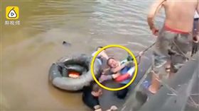 超衰大陸四川員警救溺水老人！竟被壓進水裡「找你墊背」(圖/翻攝自梨視頻)