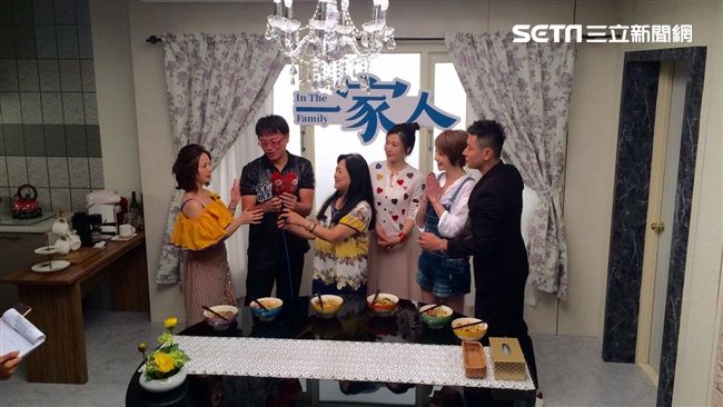 一家人慶功　葉家阿嬤將有黃昏之戀？