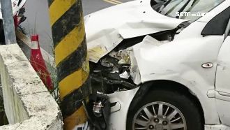 轎車搶快釀禍！貨車司機被拋飛卡圍籬