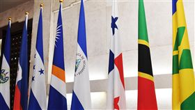 媒體拍攝巴拿馬國旗外交部13日早上聚集媒體拍攝巴拿馬國旗，巴拿馬總統瓦雷拉在當地時間晚間8時（台北時間13日上午9時）舉行記者會，作出宣布與中國大陸建交。圖右3為巴拿馬國旗。（中央社）