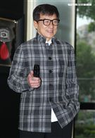 成龍來台為精品旗艦店開幕站台。（記者邱榮吉/攝影）