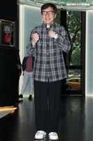 成龍來台為精品旗艦店開幕站台。（記者邱榮吉/攝影）