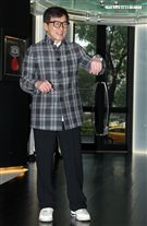 成龍來台為精品旗艦店開幕站台。（記者邱榮吉/攝影）