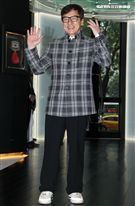 成龍來台為精品旗艦店開幕站台。（記者邱榮吉/攝影）