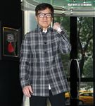 成龍來台為精品旗艦店開幕站台。（記者邱榮吉/攝影）