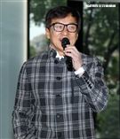 成龍來台為精品旗艦店開幕站台。（記者邱榮吉/攝影）