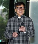 成龍來台為精品旗艦店開幕站台。（記者邱榮吉/攝影）