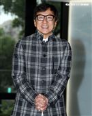 成龍來台為精品旗艦店開幕站台。（記者邱榮吉/攝影）