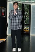 成龍來台為精品旗艦店開幕站台。（記者邱榮吉/攝影）