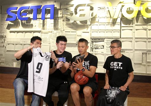 陳建州（黑人）熱心推廣籃球，鼓勵年輕人多打籃球。（記者邱榮吉/攝影）