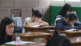 106年國中會考20日登場，在台北市成功高中考場應考的考生，8時20分就定位，準備開始社會科的考試。（圖／中央社）