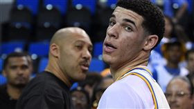 Lonzo Ball與父親LaVar Ball(ap)