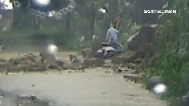 大石滾落衝向機車　騎士驚險逃死劫