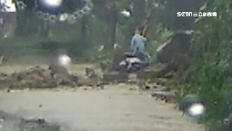 大石滾落衝向機車　騎士驚險逃死劫