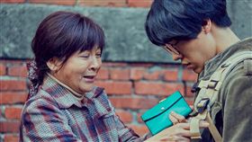 VD
王彩樺素顏上陣　花甲盧廣仲一見就哭（1）
戲劇「花甲男孩轉大人」最新劇情是盧廣仲（右）飾演
的鄭花甲，和久未碰面的媽媽王彩樺（左）巧遇，王彩
樺為戲素顏上陣，母子重逢讓盧廣仲1秒就哭出來。
（好風光提供）
圖／中央社